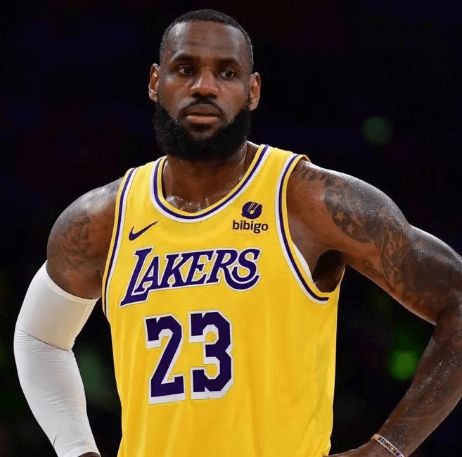 Lakers harkitsee Jamesin vaihtoa