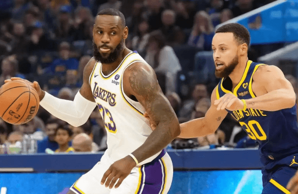 Lakers voitti Warriorsin jälleen, James ja Davis johtivat voittoa